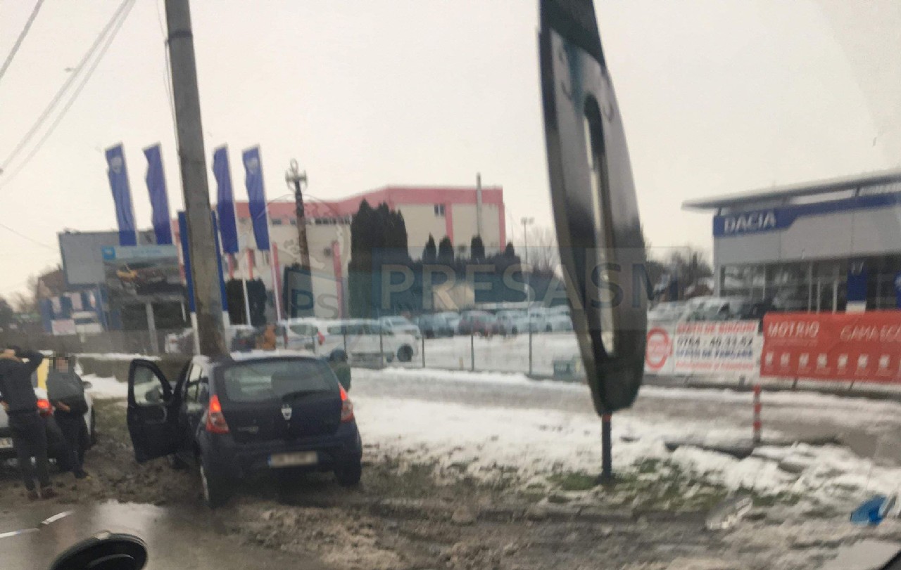 FOTO. Accident pe Drumul Botizului. O Dacie s-a oprit într-un stâlp