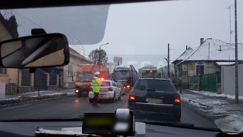 FOTO. TIR blocat pe bulevardul Goga. Trafic infernal, cozi de sute de metri