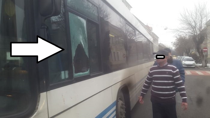 FOTO. Scandal în trafic, chiar lângă Poliție! Un șofer a spart cu pumnii geamul unui autobuz