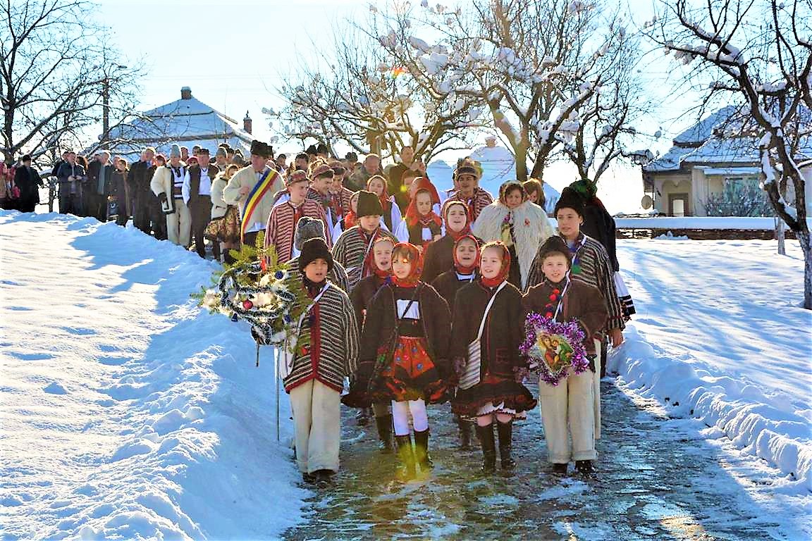 FOTOGALERIE. Tradiția rămâne vie la Negrești-Oaș. Cete de colindători pe străzile orașului