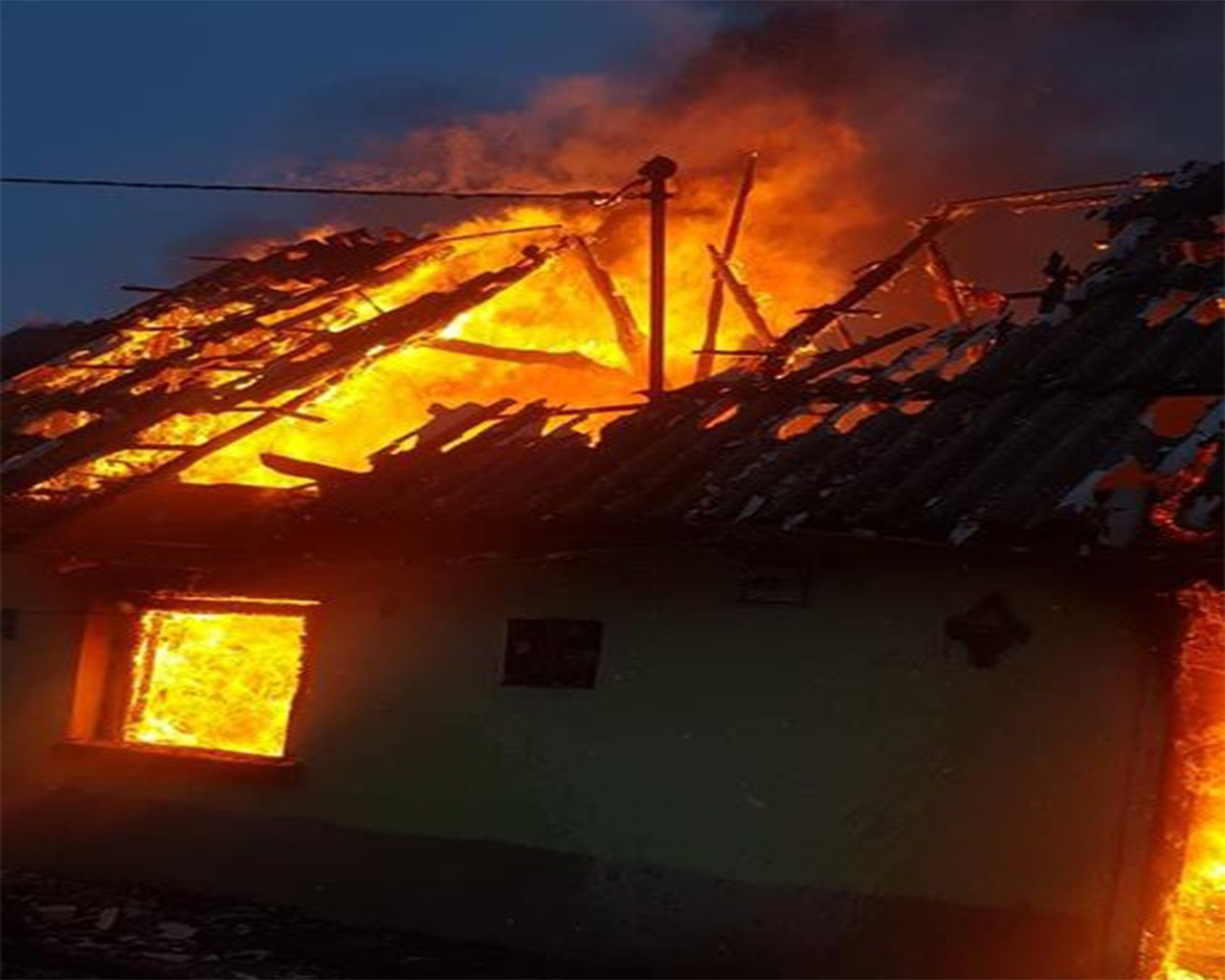 FOTOGALERIE. Casă făcută scrum în județul Satu Mare. Au încercat să își salveze casa