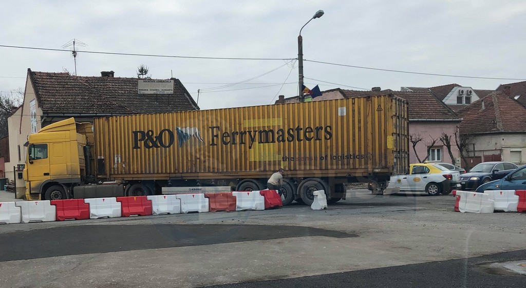 FOTO/VIDEO. Un TIR a ”reconfigurat” sensul de la Burdea. L-a luat între roți