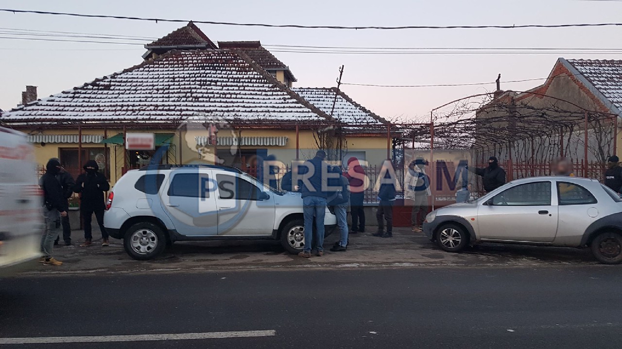 FOTOGALERIE. Suspecți de trafic de droguri, saltați de DIICOT și mascați în Satu Mare