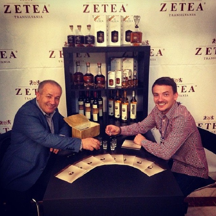 FOTOGALERIE. Sătmăreanul care vinde pălinca și cu 2.000 de euro. I-a cucerit pe străini