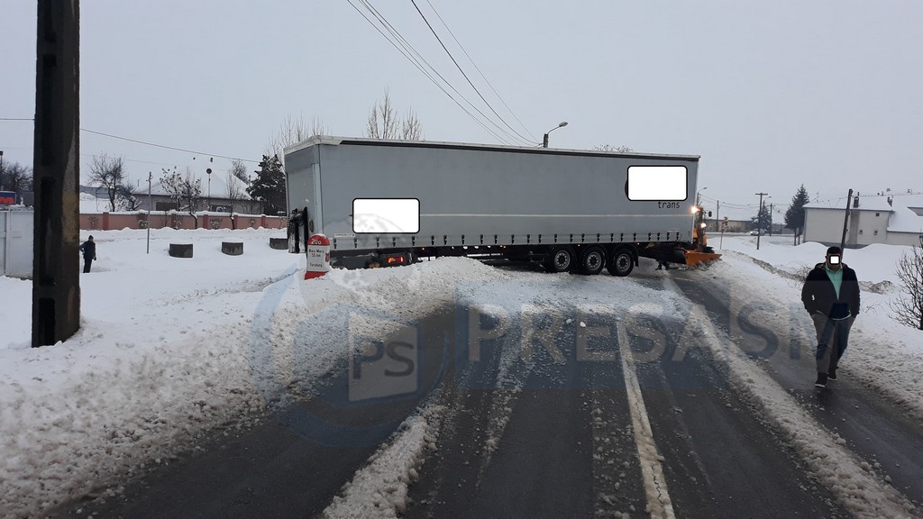FOTO. Un alt TIR a derapat în județul Satu Mare. DN1 C a fost blocat
