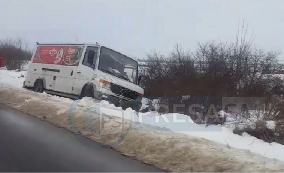 FOTO/VIDEO. Accident pe DN 19F. O autoutilitară a ajuns în șanț