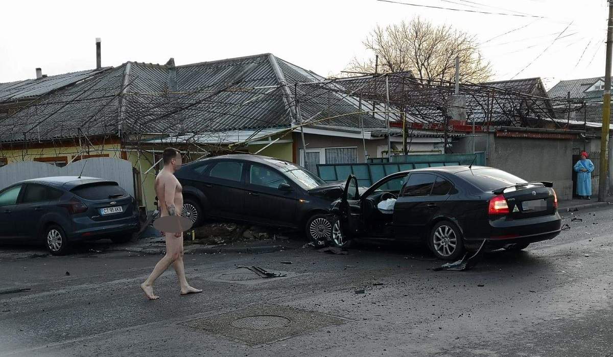 FOTO. Accident provocat de un șofer complet dezbrăcat! Polițiștii au rămas șocați