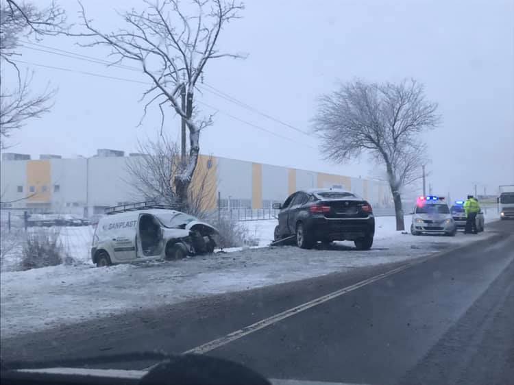 FOTO. Accident mortal. Impact fatal între un BMW și o autoutilitară Dacia