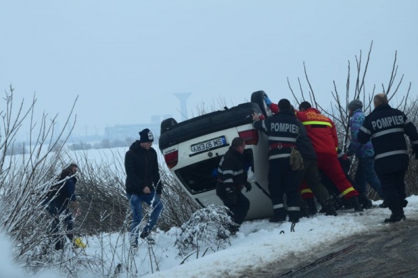 FOTOGALERIE. Mașină răsturnată în șanț. Mai mulți pasageri în autoturism