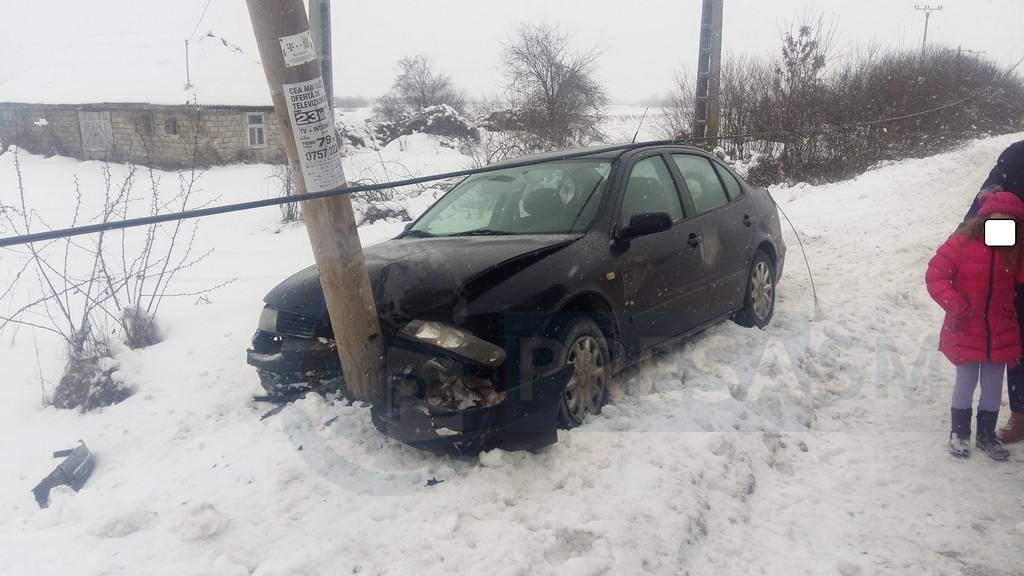 FOTO. Accident în județ. O mașină, în care era o familie, a derapat și a rupt un stâlp