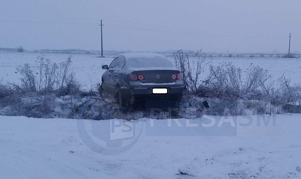 FOTOGALERIE. A ratat drumul, a ”sărit” șanțul și s-a oprit pe arătură. Accident în județ