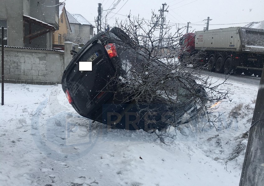 FOTOGALERIE. Mașină răsturnată în șanț. La un pas de o casă, în Odoreu