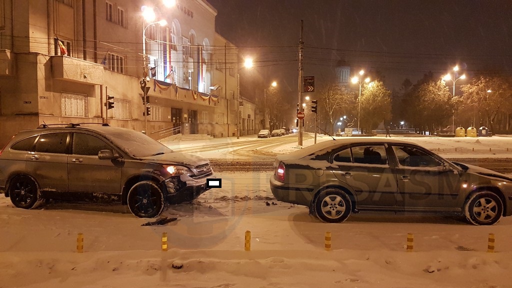FOTOGALERIE. Un nou accident în centrul Sătmarului. Semafor deficitar?!