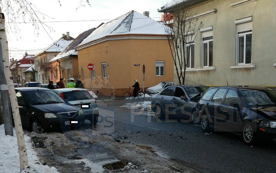 FOTOGALERIE. Accident în lanț în municipiul Satu Mare. CINCI mașini avariate