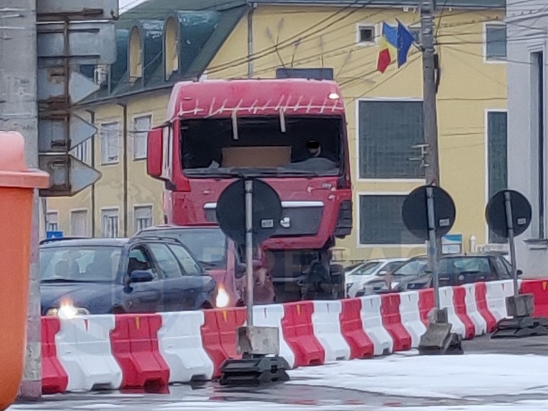 FOTO. Sătmarul minunilor! Cap tractor fără parbriz și bară de protecție pe străzi