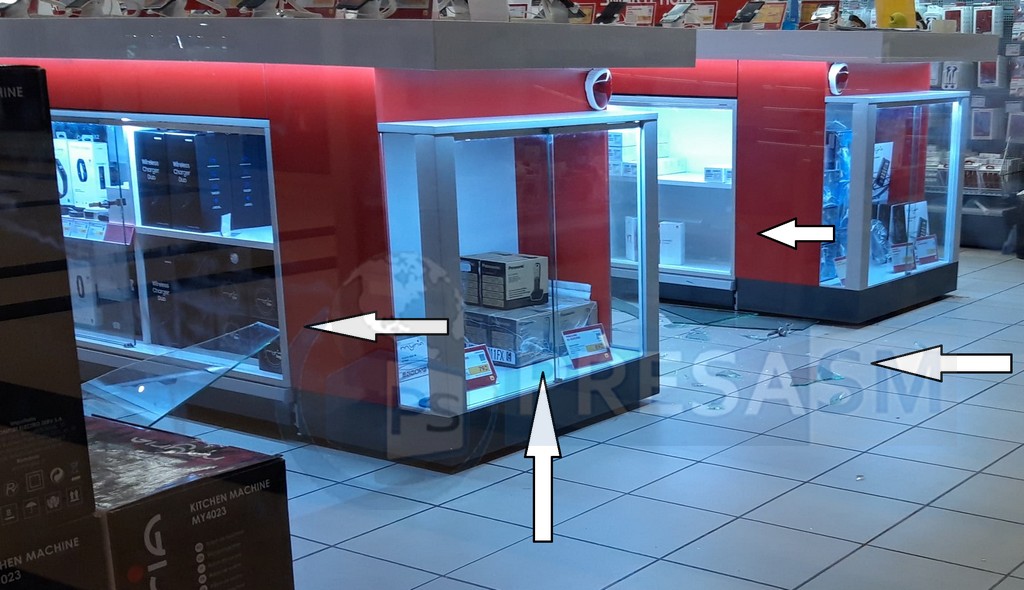 FOTO. Hoții de la Altex din Satu Mare au dat o nouă spargere?! Lovitură identică în Suceava