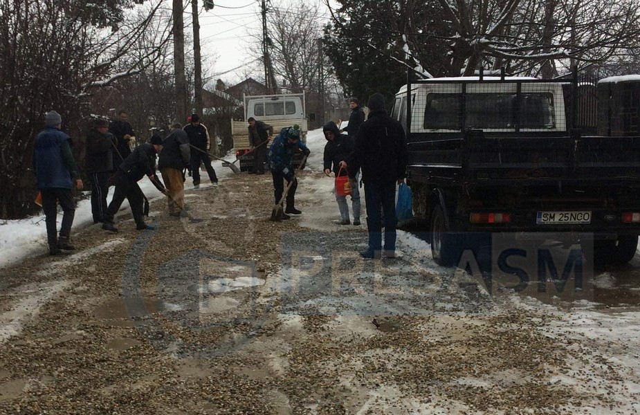 FOTOGALERIE. Sătmărenii care își întrețin singuri strada! Acoperă gropile, împrăștie antiderapant