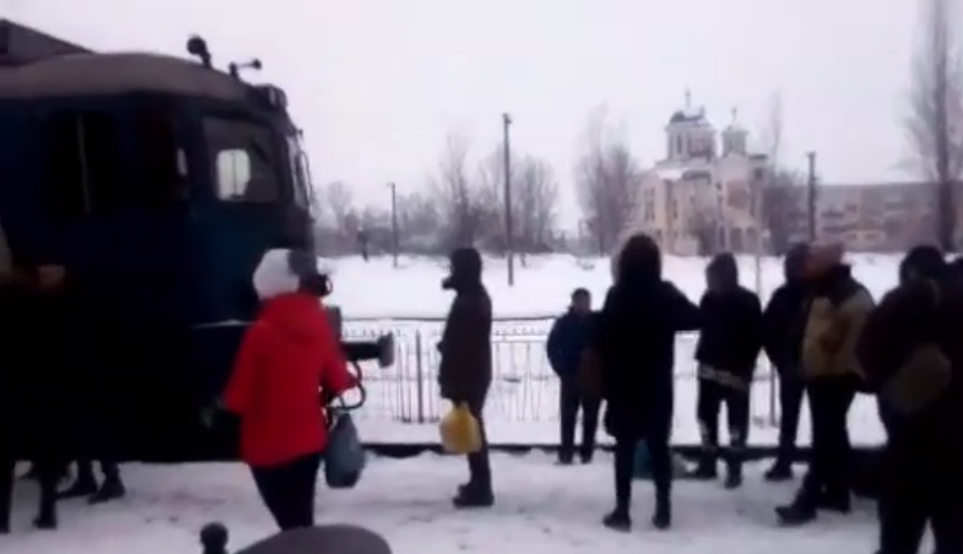 FOTO/VIDEO. FĂRĂ PRECEDENT! Oamenii au blocat trenul, supărați pe condițiile de călătorie