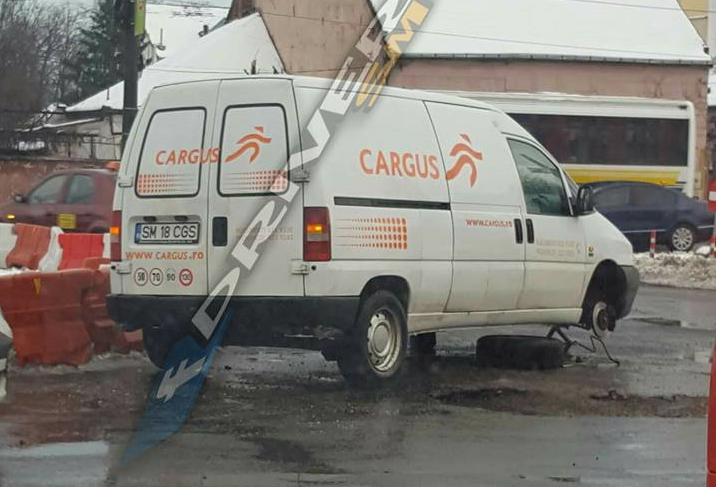 FOTO. Craterele de la Burdea fac victime. Unei mașini i-a rămas roata în sens