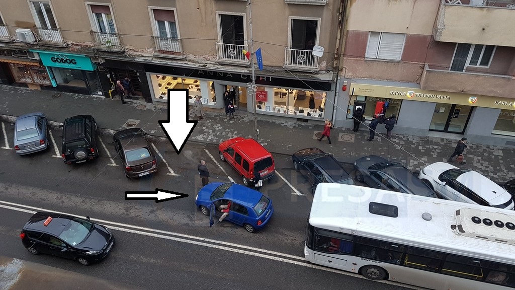 FOTO/VIDEO. Scandal în centrul Sătmarului pentru un loc de parcare. Claxoane și mulți nervi