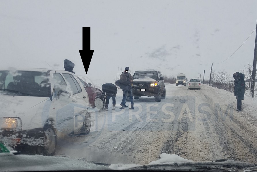 FOTO. Mașinile derapează pe drumurile din județ. Unele, scoase din șanț