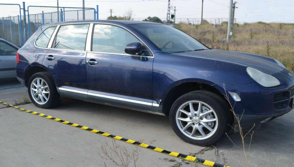 FOTO. Contrabandă de ”lux”. Sătmăreancă prinsă cu țigări în caroseria unui Porsche Cayenne!