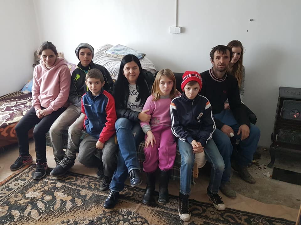 MOBILIZARE. O familie cu șapte copii a rămas sub cerul liber! Apel către oamenii de bine