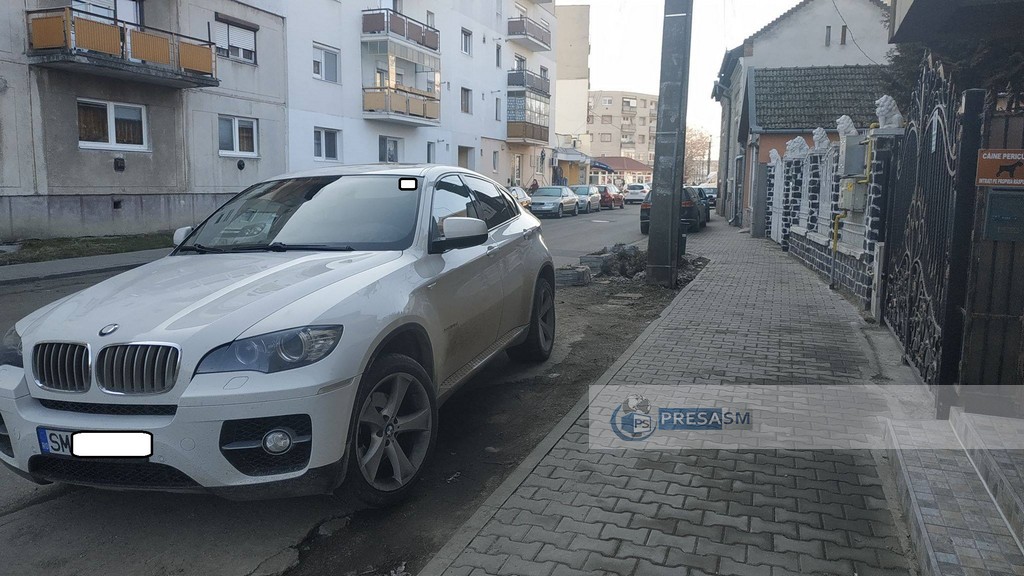 FOTO. Tupeu, nu glumă! Cum să blochezi cu bolidul o curte. În mod repetat