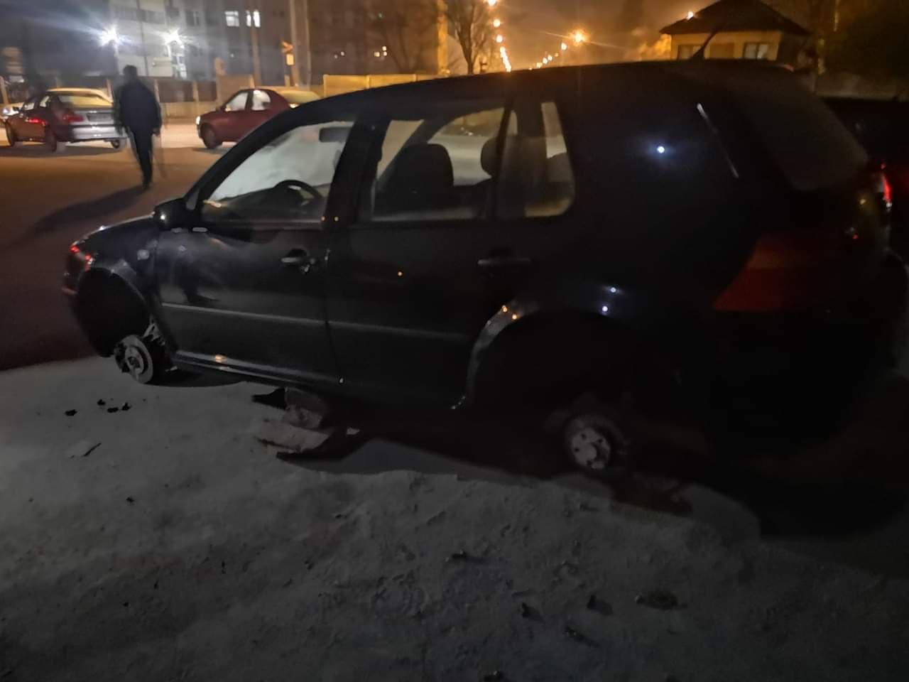 FOTO. Sătmarul minunilor! Hoții au furat roțile unei mașini lângă Electrolux!