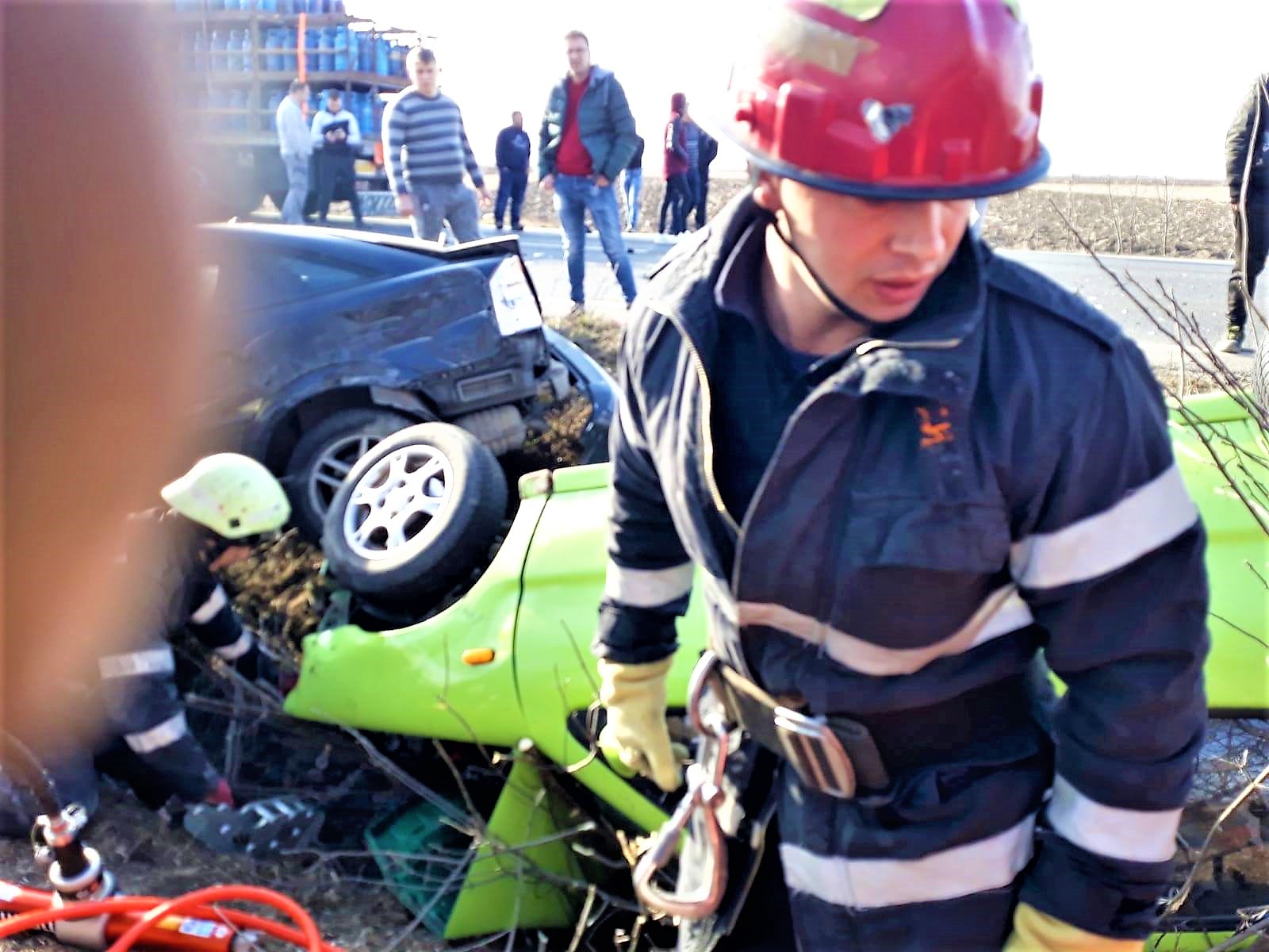 FOTO. Accident mortal în vestul țării. Impact între trei mașini și un TIR