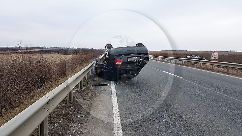 FOTO. Accident ca-n filme între Moftin și Carei. O mașină s-a răsturnat, alta a ajuns în șanț