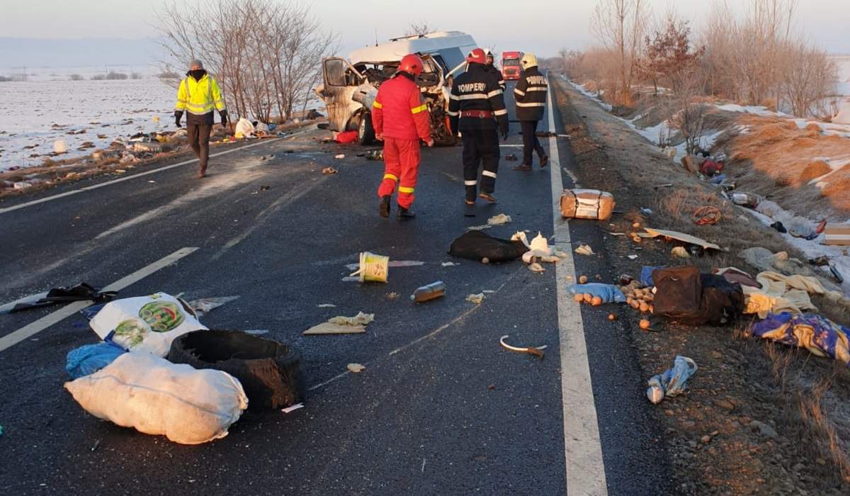 FOTO. Accident mortal. Microbuzul cu români care plecau la muncă în Italia, lovit de autoutilitară
