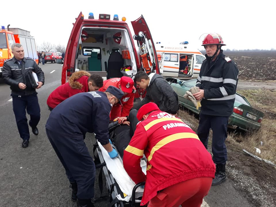 FOTO. Trei răniți în urma accidentului din Carei. Un tânăr a rămas încarcerat