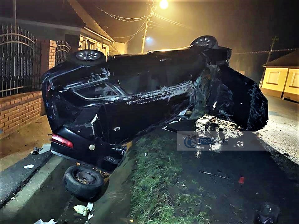 FOTOGALERIE. Accident ca-n filme în județul Satu Mare! Un tânăr s-a izbit cu mașina de stâlp