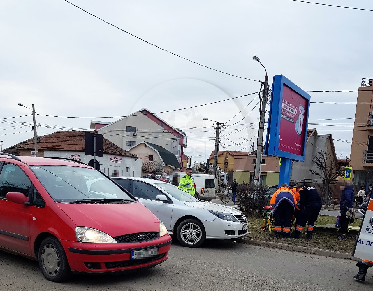 FOTO. Măsuri urgente pe B-dul Cloșca, după ce o mamă și o fiică au fost lovite de o mașină