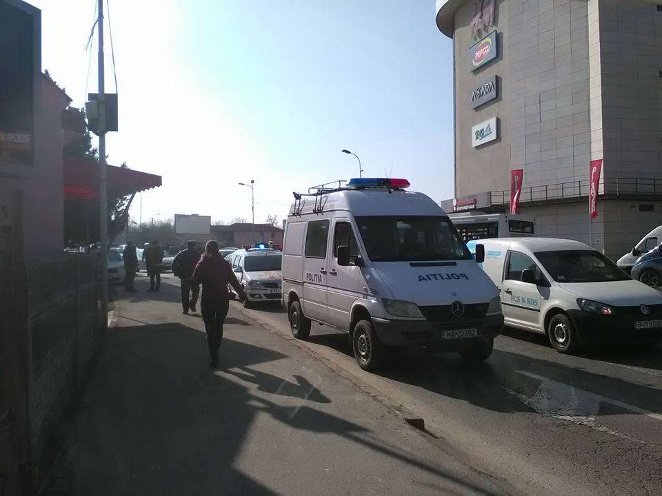 FOTOGALERIE. Accident în zona centrală. Mașină de poliție implicată