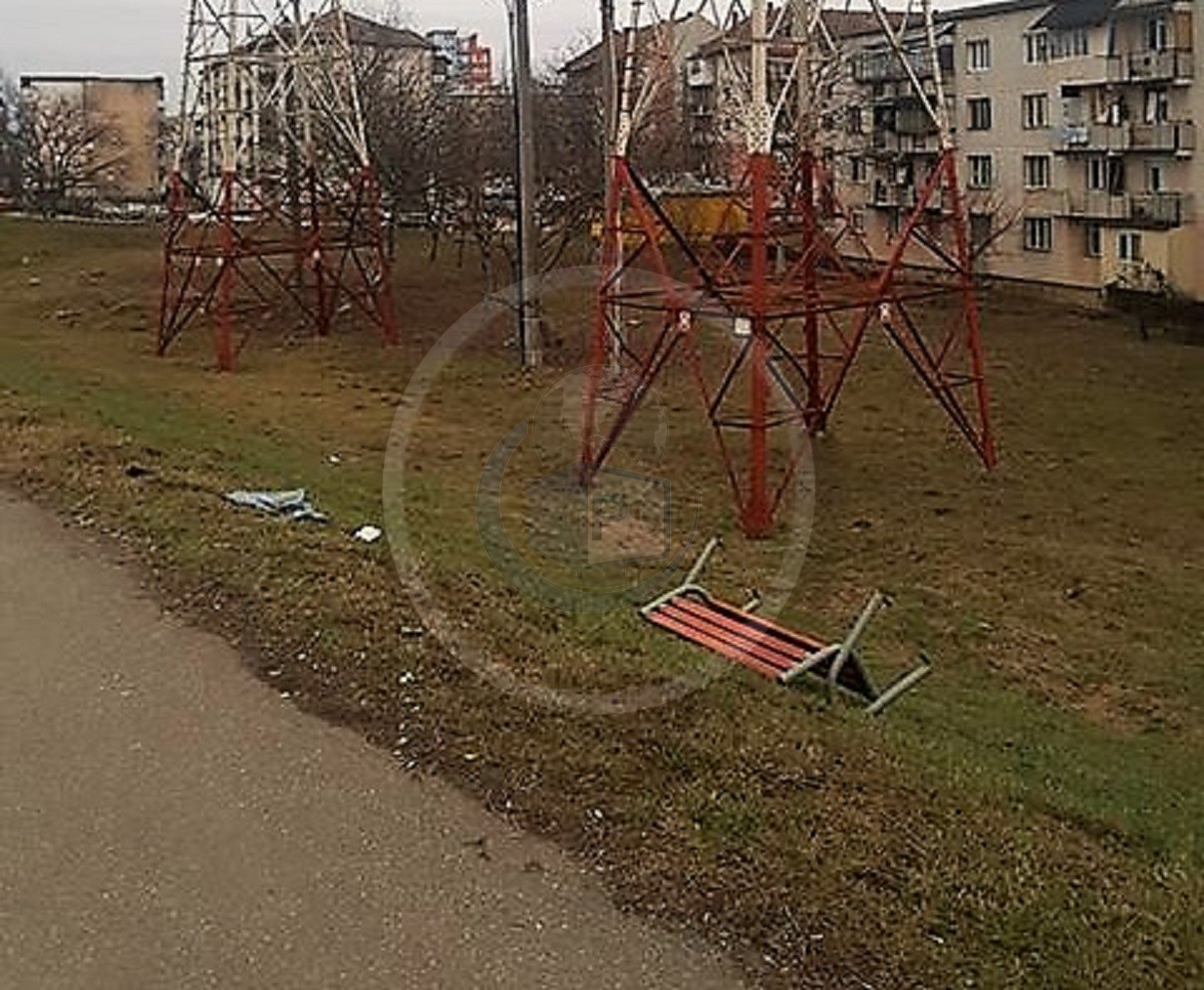 FOTO. "Banca zburătoare": Sătmărenii, sătui până peste cap de vandali. Vor mai multe patrule în zona digurilor