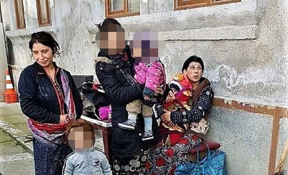 FOTO. Cerșetorii din Sălaj nu mai pot fi opriți în Satu Mare. Puși cu forța pe tren