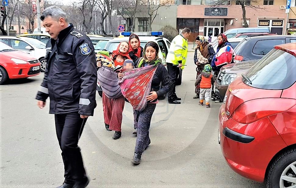 FOTO/VIDEO. Invazie de cerșetori agresivi în Satu Mare. Poliția locală intervine hotărât