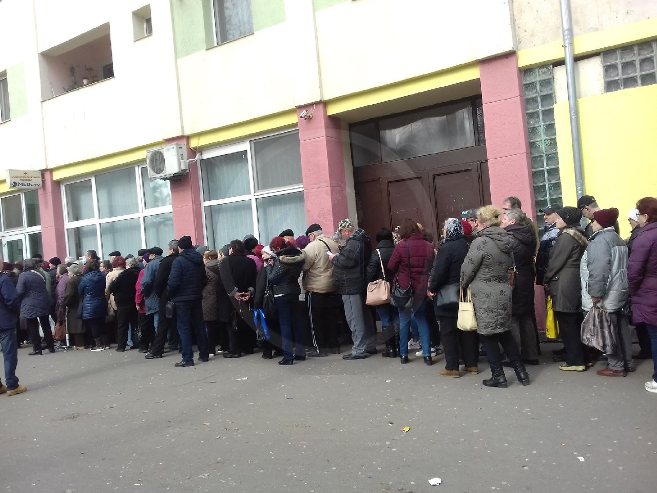 FOTO. Cozi și îmbulzeală la analize. Sătmărenii se simt umiliți