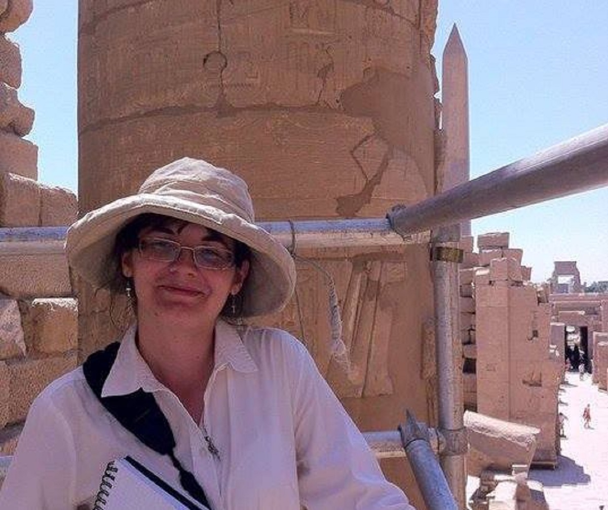 Povestea sătmărencei care descoperă misterele cioplite în piatră de egipteni