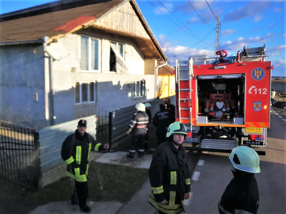 FOTO. Incendiu la o casă din Doba. Avertismentul pompierilor sătmăreni