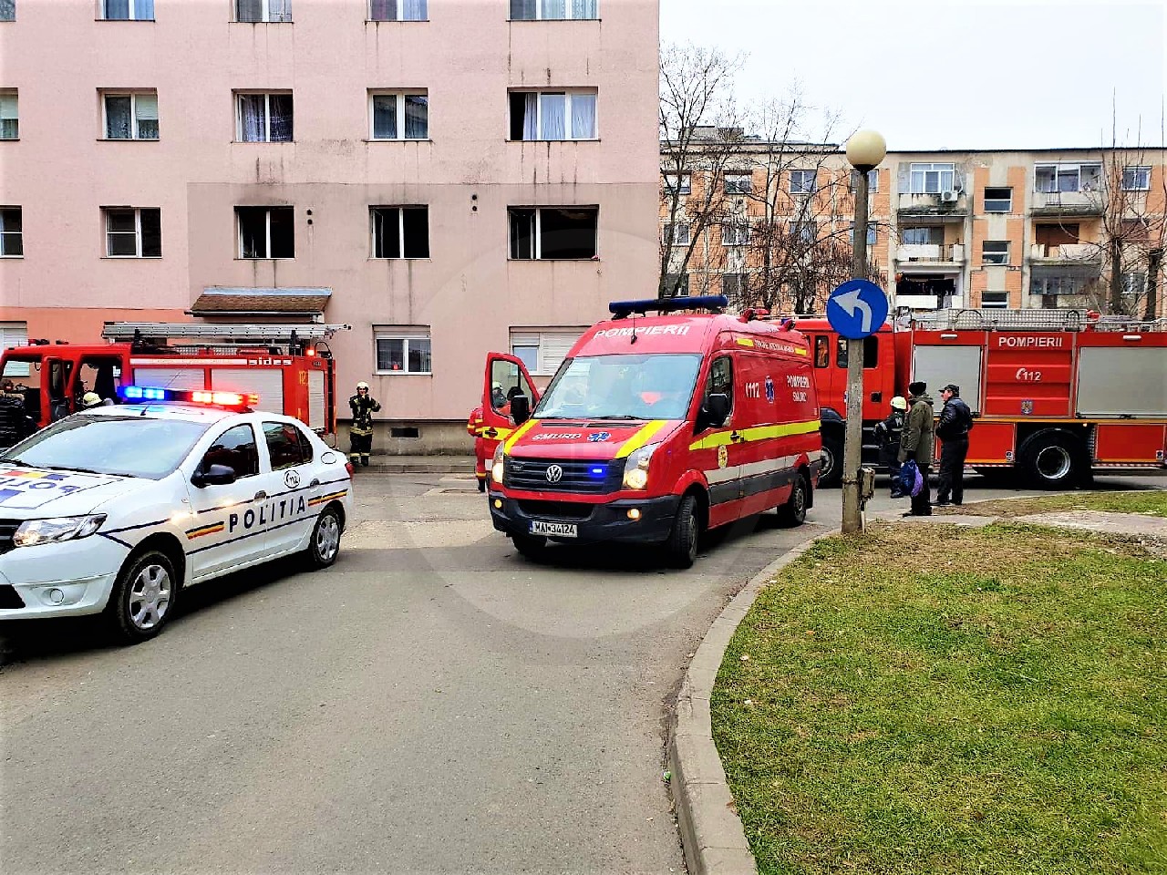 FOTOGALERIE. Panică într-un bloc din Micro 16, după o explozie. Au intervenit pompierii