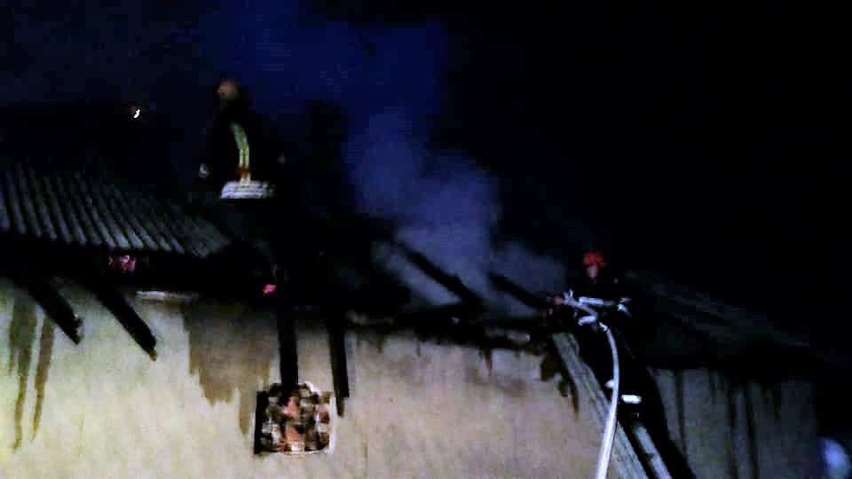 FOTO. Tragedie în Maramureș. Bebeluș de 11 luni, decedat într-un incendiu