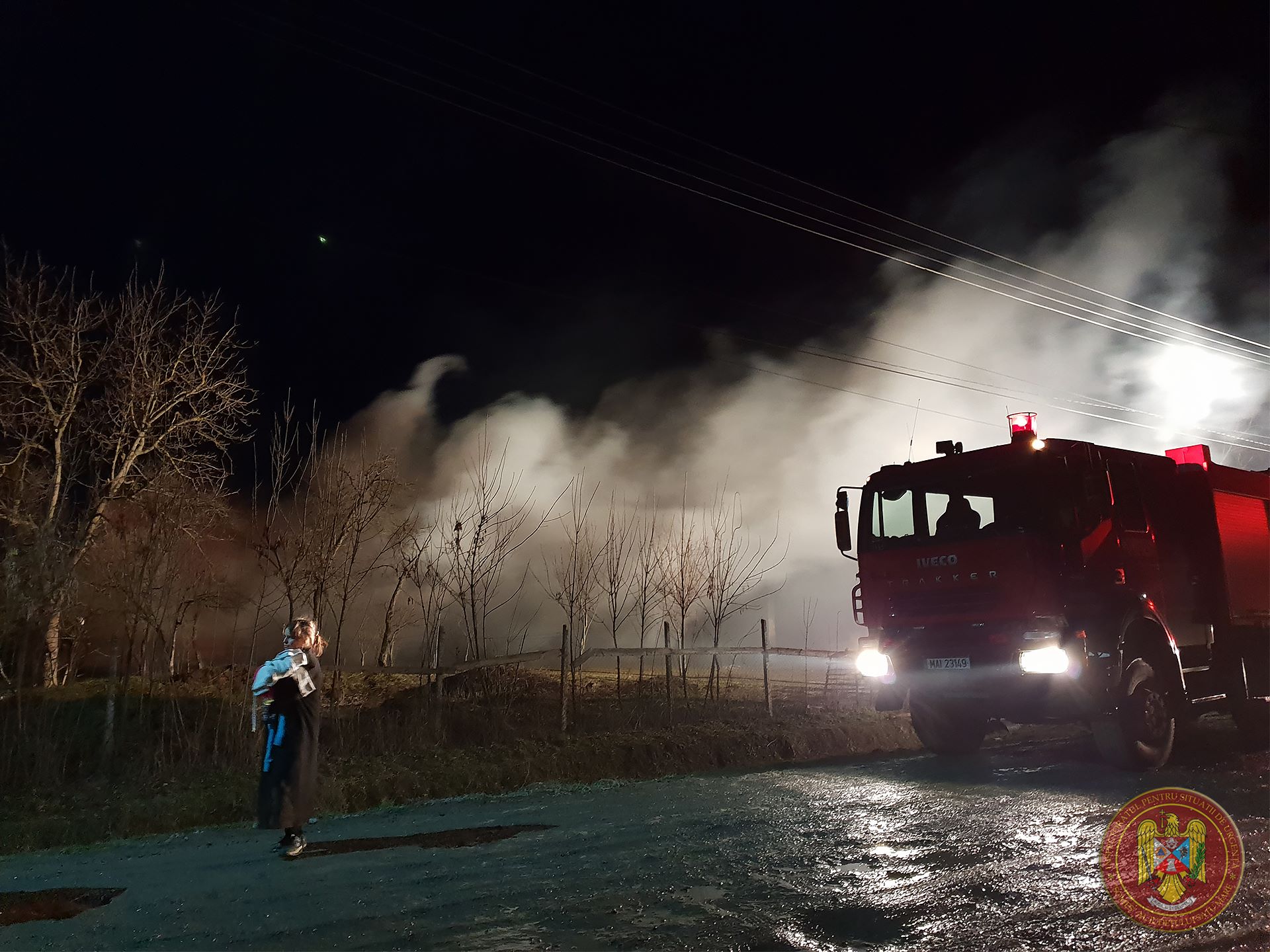 Eroi până la capăt. Pompierii sătmăreni, alături de familia rămasă fără casă