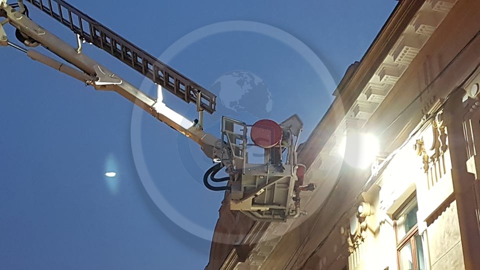 FOTO/VIDEO. Intervenție la înălțime în centrul Sătmarului, la clădirea Poliției