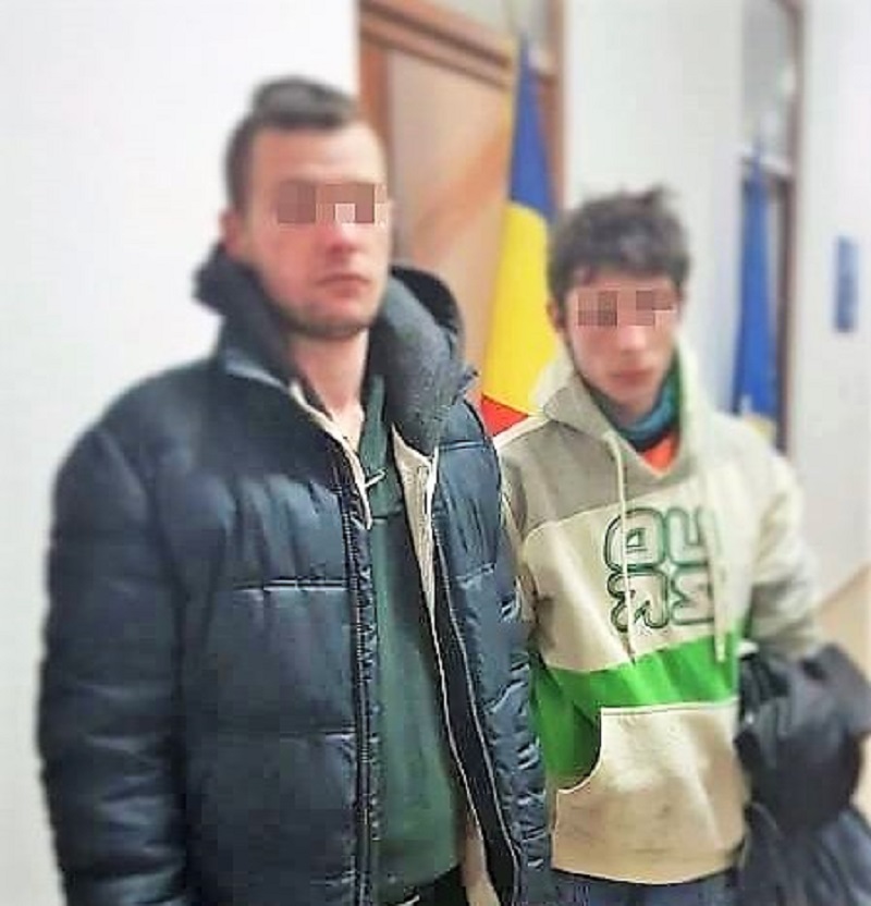 FOTO. Flagrant. Tineri prinși cu droguri sub podul Golescu