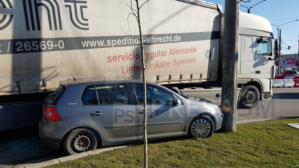 FOTOGALERIE. Accident la Burdea! Mașină, condusă de o femeie, împinsă în stâlp de un TIR