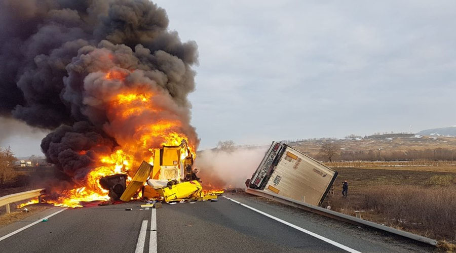FOTOGALERIE. TRAGEDIE. Doi morți după un accident între trei TIR-uri!
