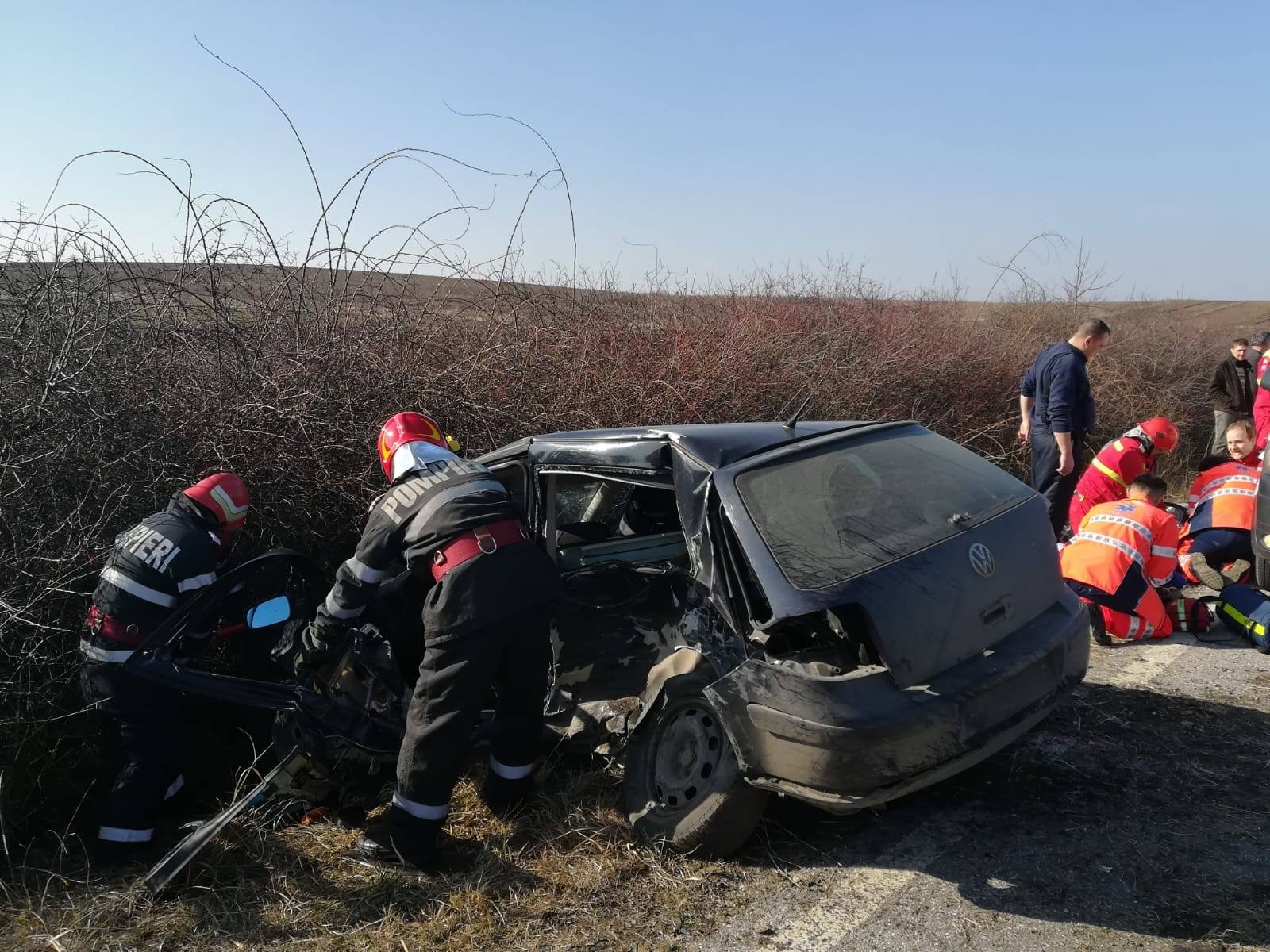 FOTOGALERIE. Accident mortal în vestul țării. Un bărbat a murit. Femeie preluată de elicopterul SMURD